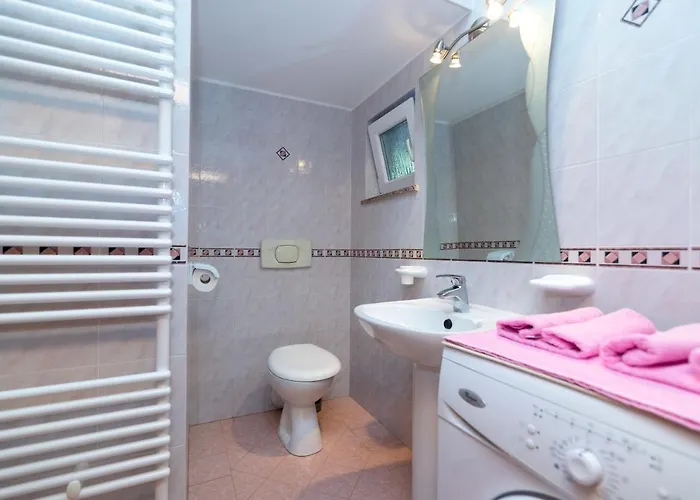 Adore Apartment *