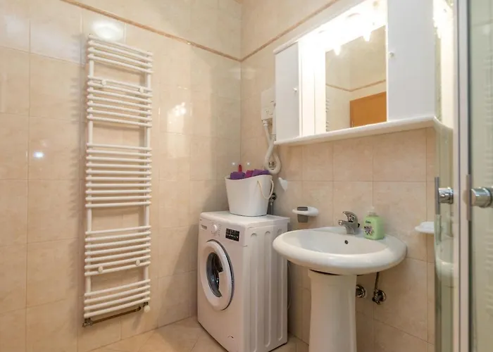 Adore Apartment *